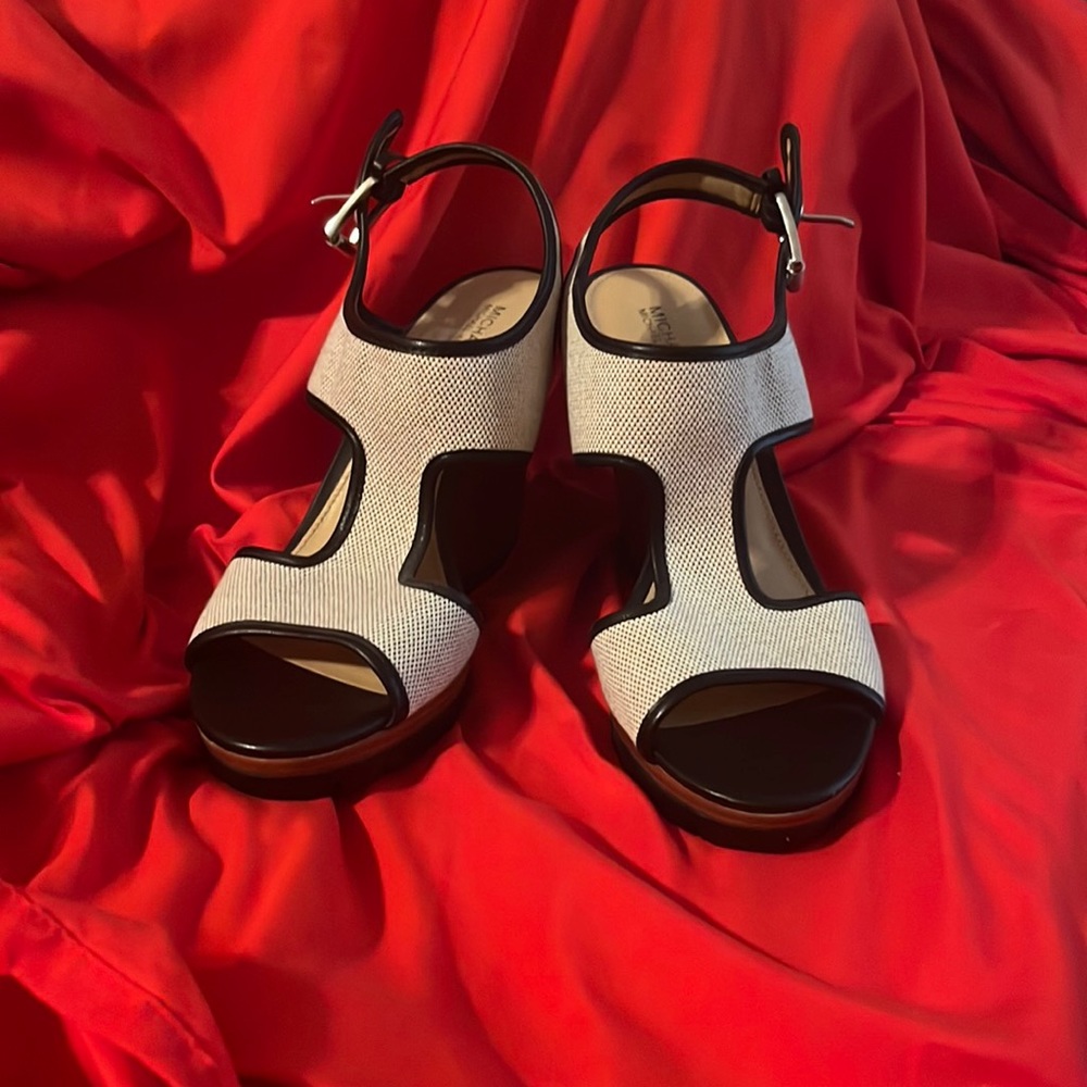 Size 9 Michael Kors Tan and Black wedge sandals. Perfect for work/night out